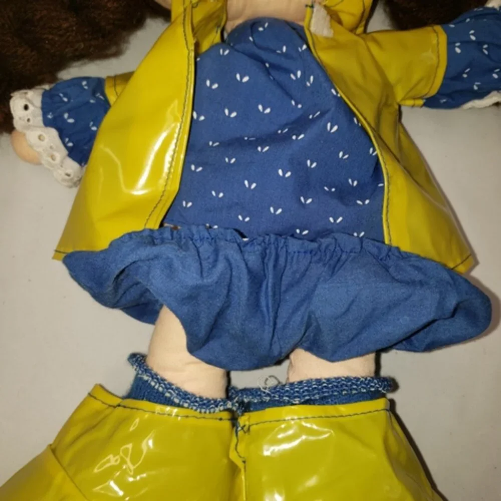 17” Tootsie Doll Raincoat & Shoes Big Feet Yarn Hair VTG 1984